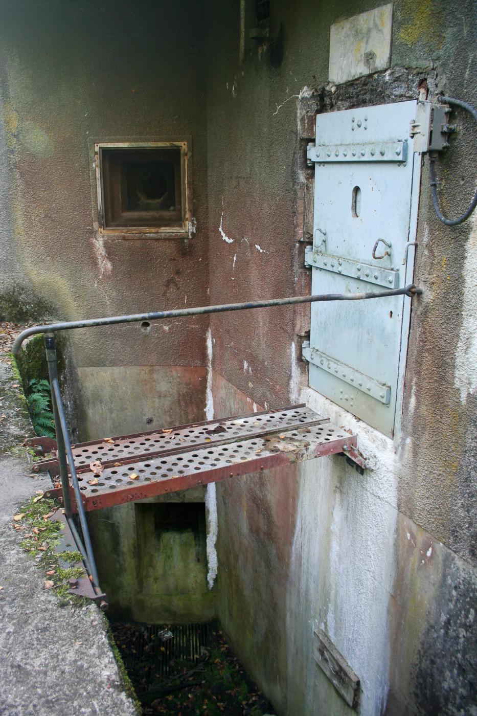 Ligne Maginot - BOIS DE CATTENOM - X14 - (Abri) - Entrée gauche
Passerelle escamotable en place au-dessus du fossé diamant.
Noter les deux créneaux FM de défense rapprochée dont celui qui couvre le fossé diamant. - Michel Teiten