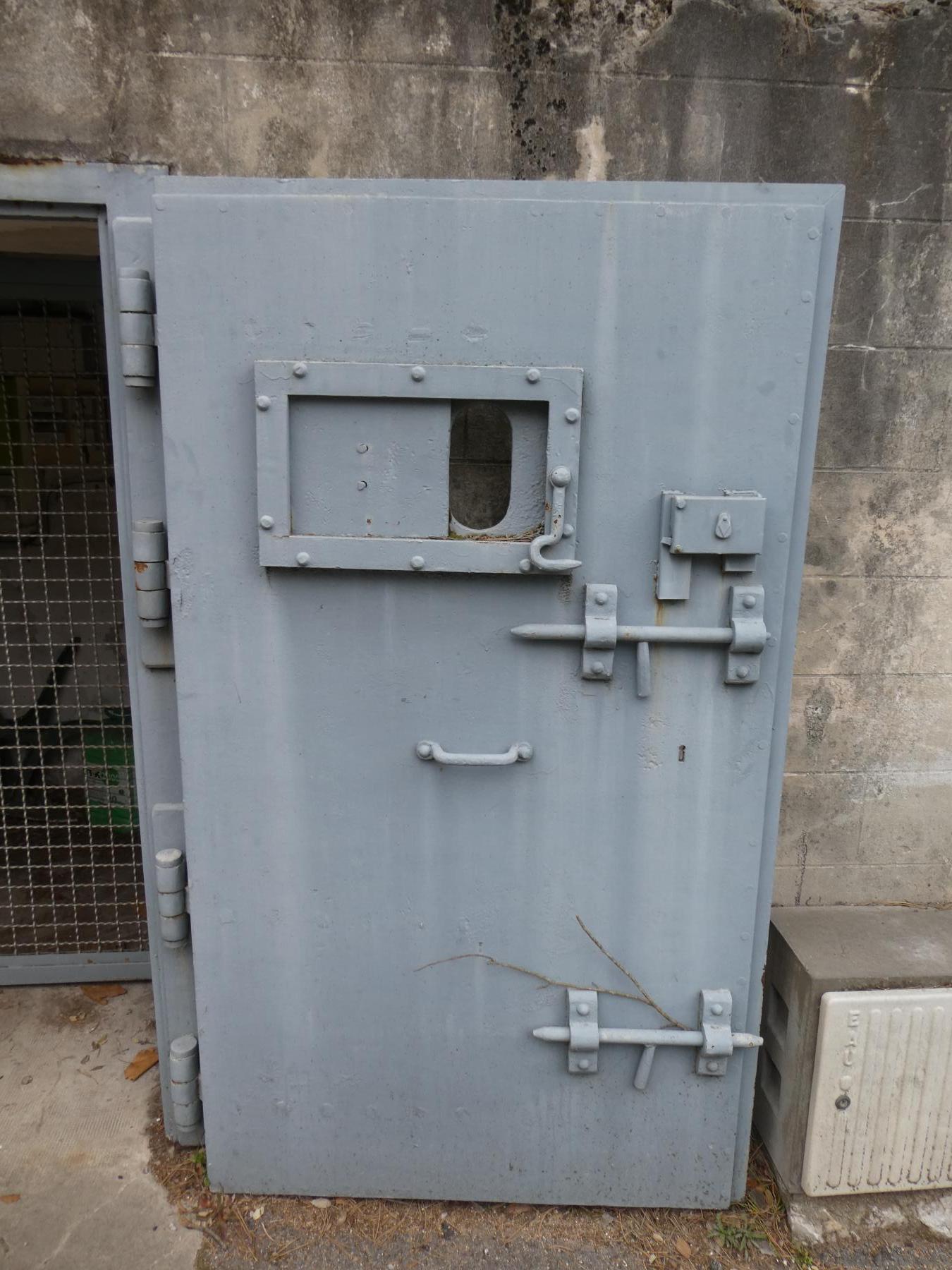 Ligne Maginot - PEILLE - (Central téléphonique isolé) - Entrée de droite  
Les détails de la porte - ELLENA Daniel - CUNY Philippe