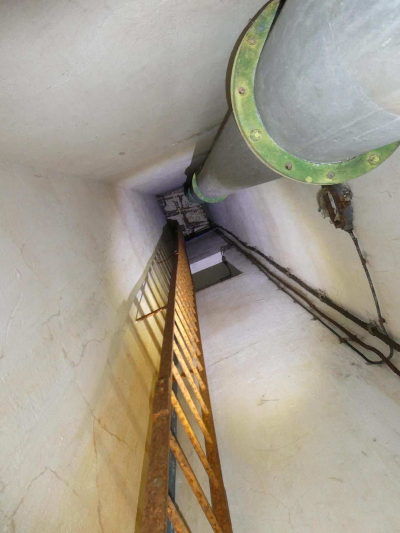 Ligne Maginot - COL DE GARDE (G) - EO10 - (Abri actif) - Bloc 4
Une niche de croisement se trouve à mi-hauteur - ELLENA Daniel - CUNY Philippe