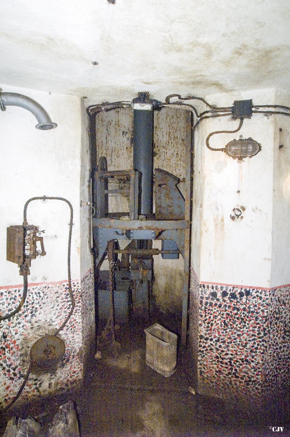 Ligne Maginot - LATIREMONT - A3 - (Ouvrage d'artillerie) - Bloc 1
Cloche pour jumelage de mitrailleuses Reibel MAC 31 - Lia VERMEULEN