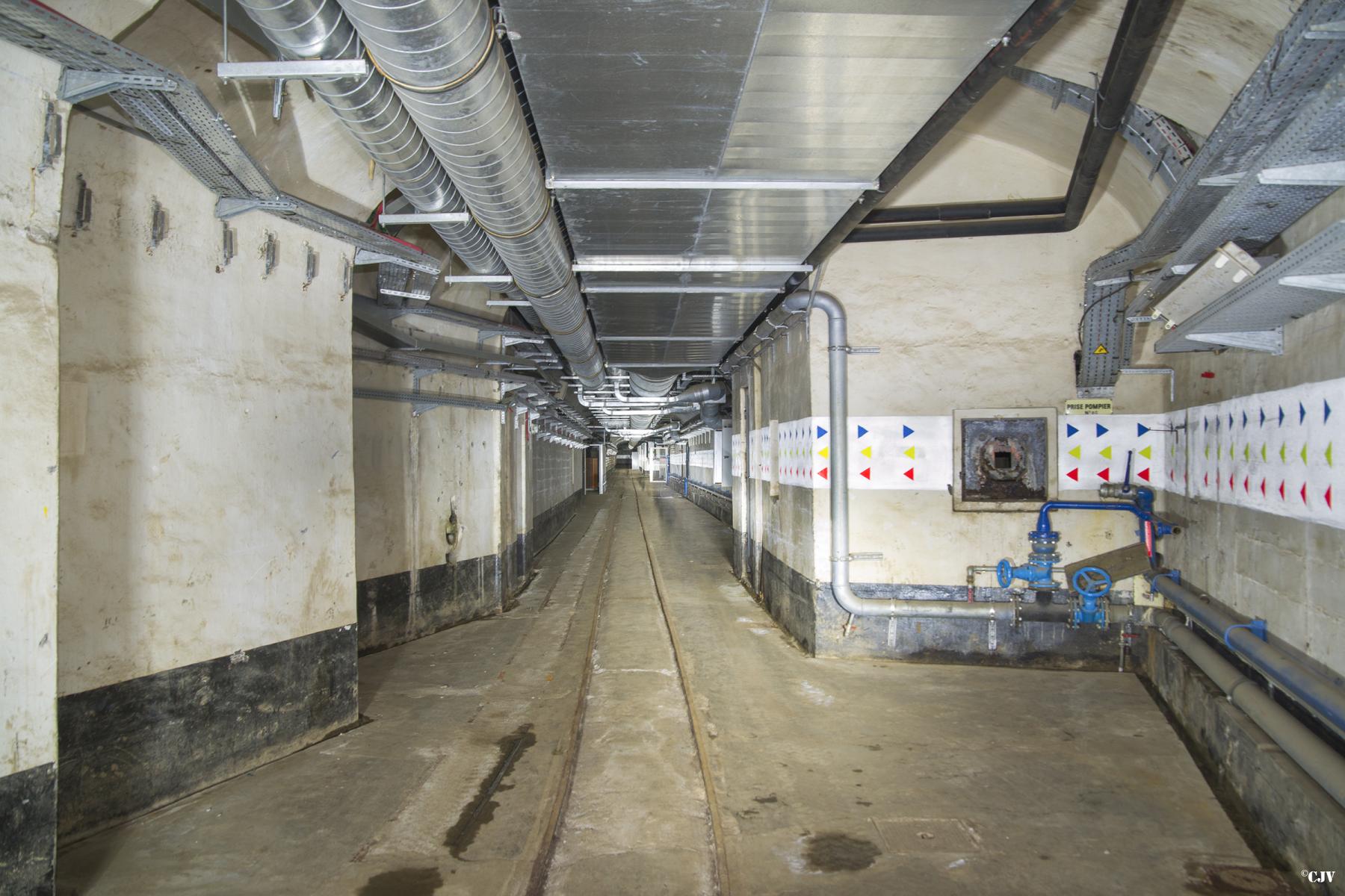 Ligne Maginot - ROCHONVILLERS - A8 - (Ouvrage d'artillerie) - La première gare.
Les fléchages colorés visibles au mur sont les cheminements d'évacuation en cas d'incendie. - Lia VERMEULEN