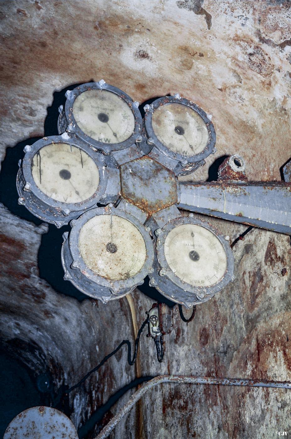 Ligne Maginot - LATIREMONT - A3 - (Ouvrage d'artillerie) - Usine électrique
Le 'Tréfle', combiné d'instruments  de mesure permettant aux électromécaniciens de connaitre la consommation en electricité de l'ouvrage