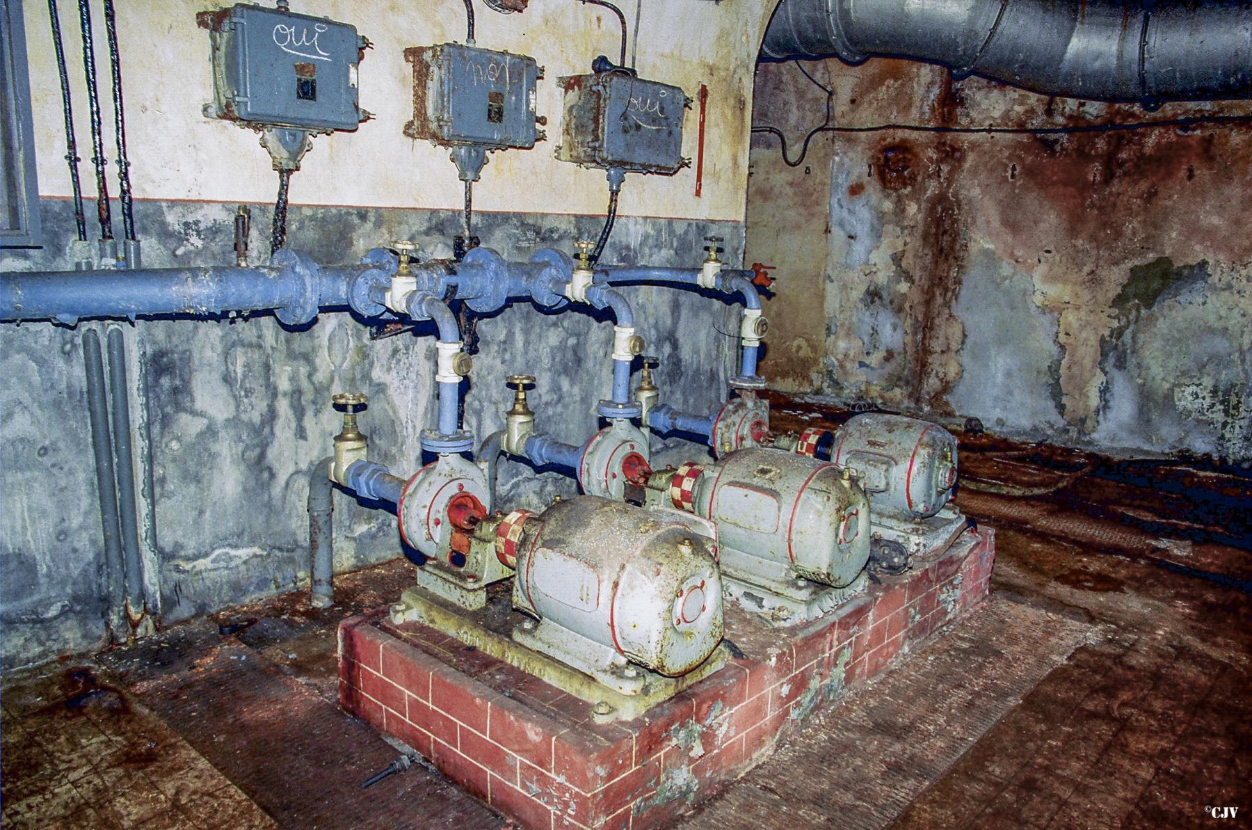 Ligne Maginot - LATIREMONT - A3 - (Ouvrage d'artillerie) - Usine electrique
Les pompes de circulation pour l'eau de refroidissement des moteurs