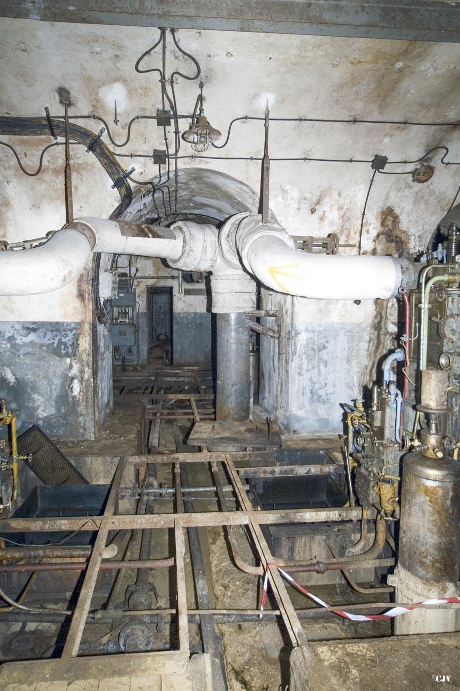 Ligne Maginot - LATIREMONT - A3 - (Ouvrage d'artillerie) - Usine électrique
En 2005 l'ouvrage a été dépollué. Dans l'usine toutes les plaques du sol ont disparus et l’amiante est resté sur place 