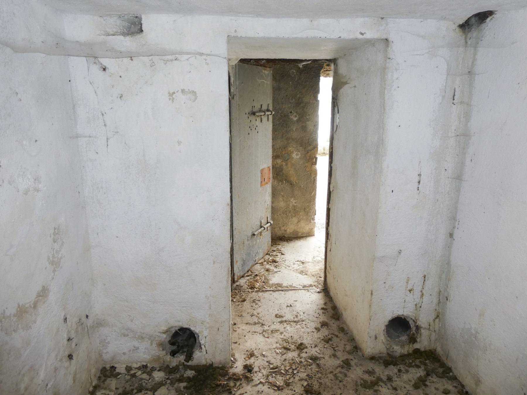 Ligne Maginot - COL DE LA TORRE - (Chambre de coupure) - En bas arrivée des lignes téléphoniques souterraines, en haut celles des aériennes. - ELLENA Daniel - CUNY Philippe