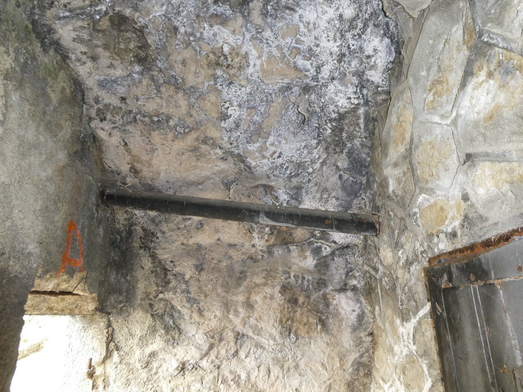 Ligne Maginot - COL DE LA TORRE - (Chambre de coupure) - Arrivée des lignes aériennes. - ELLENA Daniel - CUNY Philippe