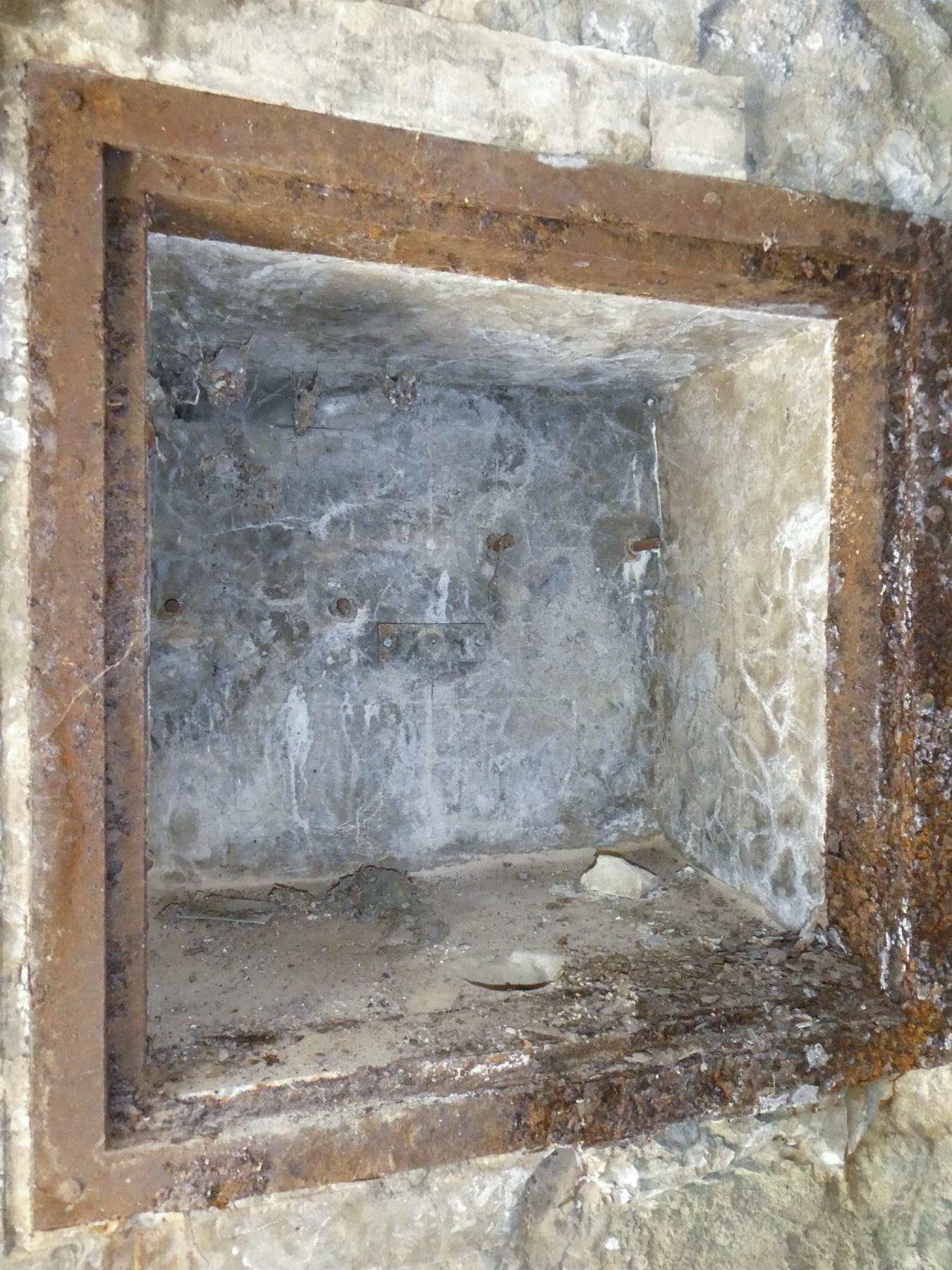 Ligne Maginot - COL DE LA TORRE - (Chambre de coupure) - Emplacement probable du téléphone de campagne. - ELLENA Daniel - CUNY Philippe