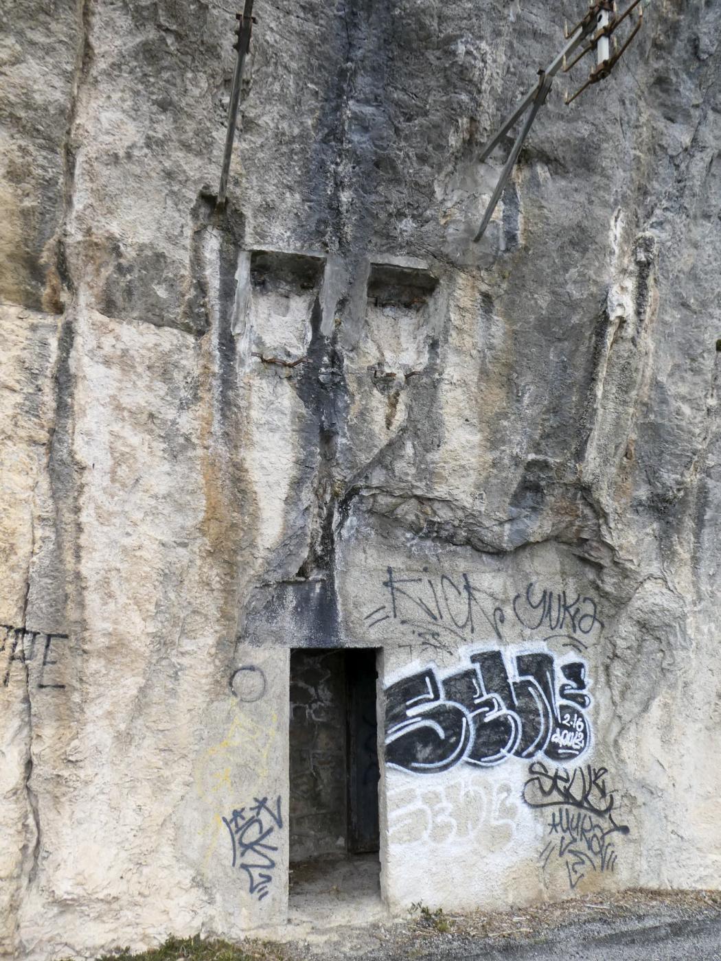 Ligne Maginot - COL DE LA TORRE - (Chambre de coupure) - Au dessus de la porte, emplacements prévus pour les boitiers de protection aèro-souterrains entre la chambre et les potences des lignes aériennes. - ELLENA Daniel - CUNY Philippe