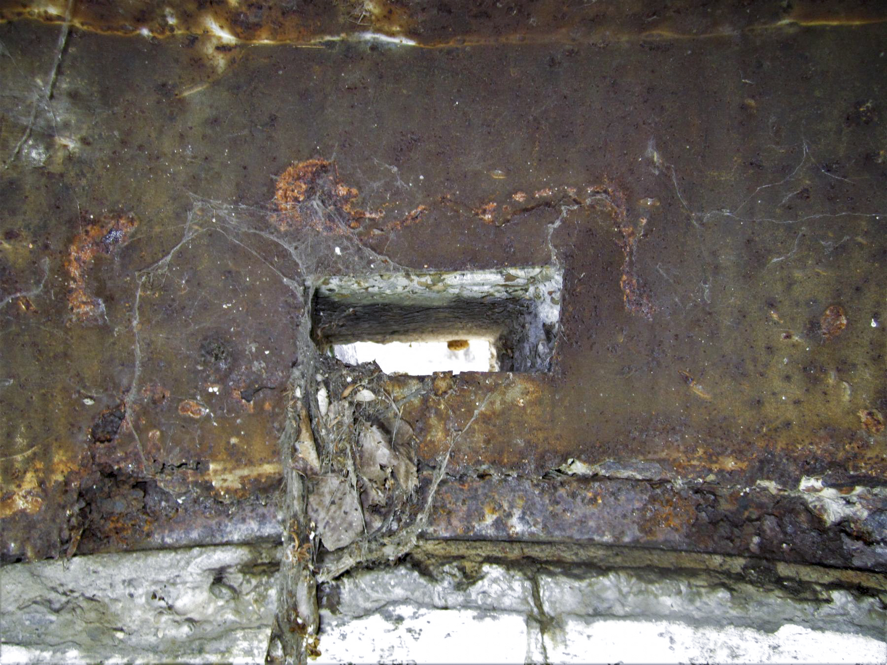 Ligne Maginot - B22 - ECLUSE 66 SUD - (Blockhaus pour arme infanterie) - Créneau aménagé à l'arrière de la coupole