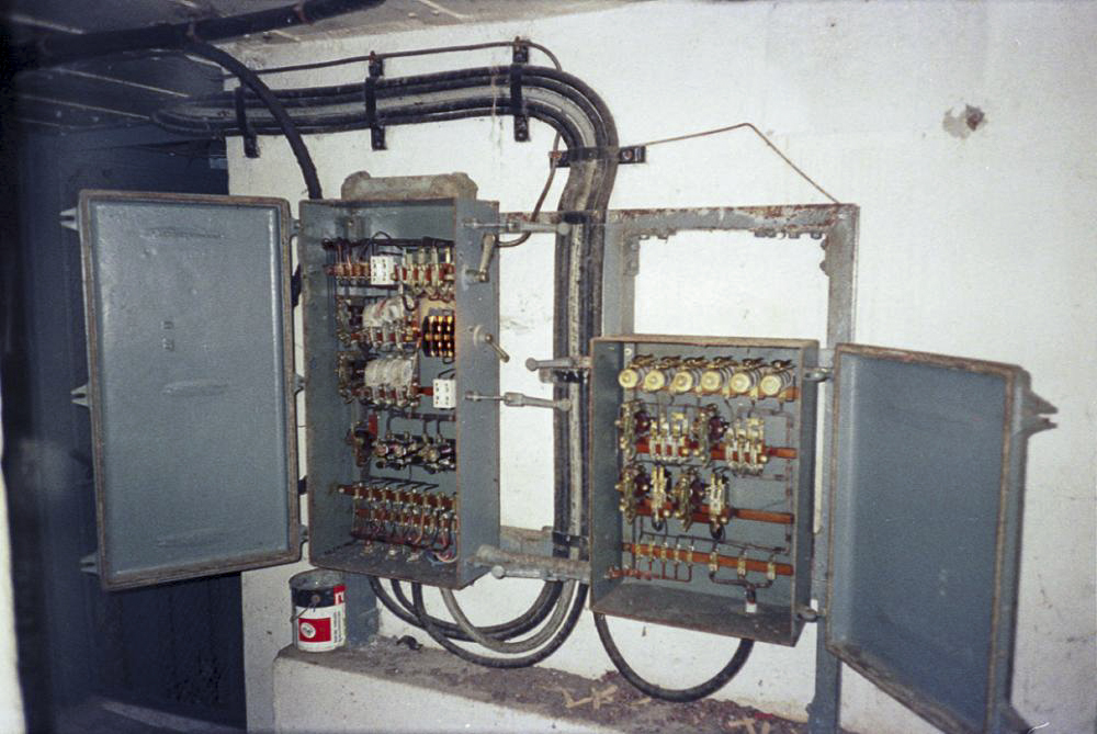Ligne Maginot - COL DE GARDE (G) - EO10 - (Abri actif) - Bloc 1
Le système de commande du monte-charge à l'étage supérieur