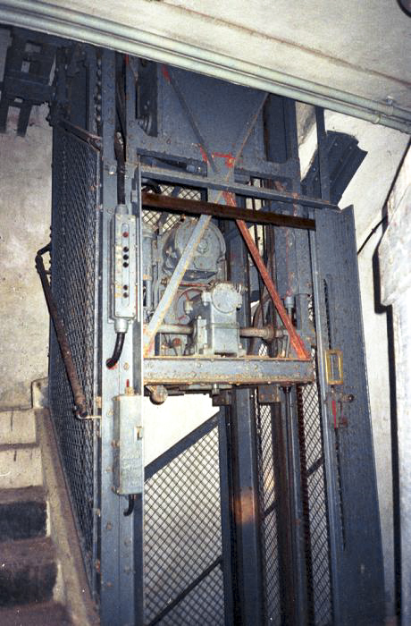 Ligne Maginot - COL DE GARDE (G) - EO10 - (Abri actif) - Bloc 1
Les dessous
Mécanisme du monte-charge à crémaillère. L'ensemble est placé sous la cabine