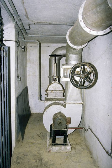 Ligne Maginot - COL DE GARDE (G) - EO10 - (Abri actif) - Bloc 1
Etage intermédiaire
Ventilation et grille du monte-charge