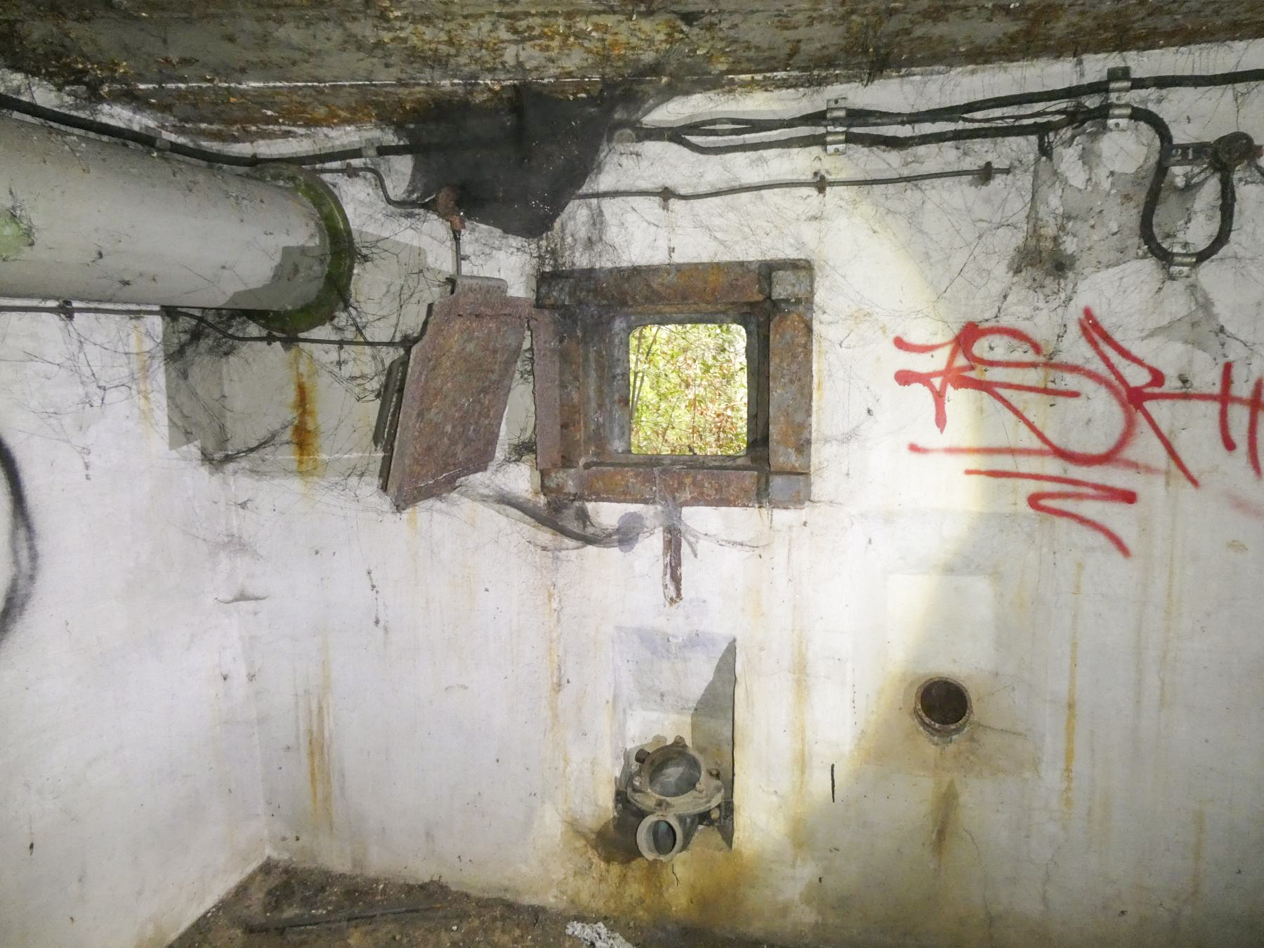 Ligne Maginot - COL DE GARDE (G) - EO10 - (Abri actif) - Bloc 2
Créneau JM - ELLENA Daniel - CUNY Philippe