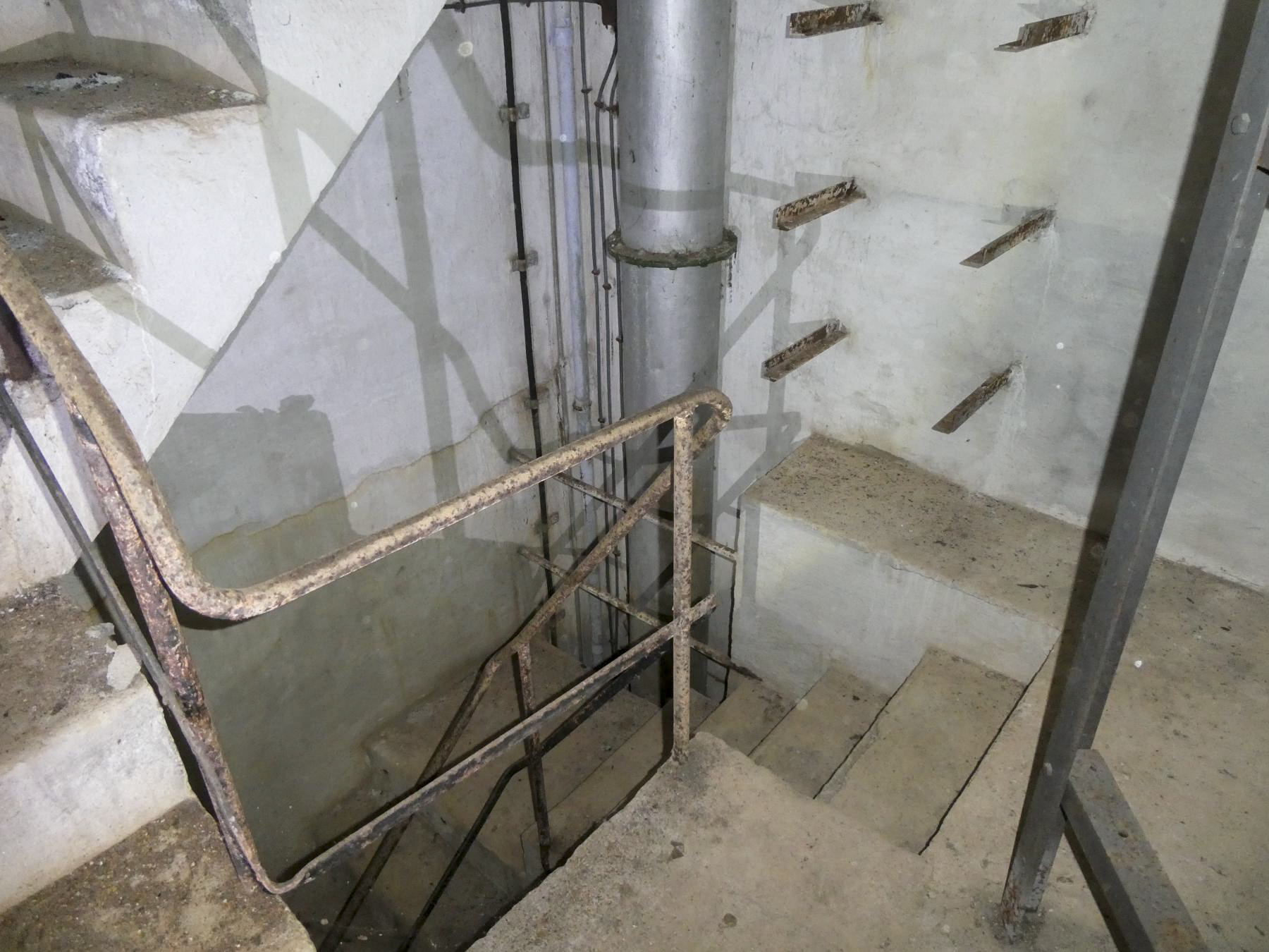 Ligne Maginot - COL DE GARDE (G) - EO10 - (Abri actif) - Bloc 2
Etage intermédiaire  - ELLENA Daniel - CUNY Philippe