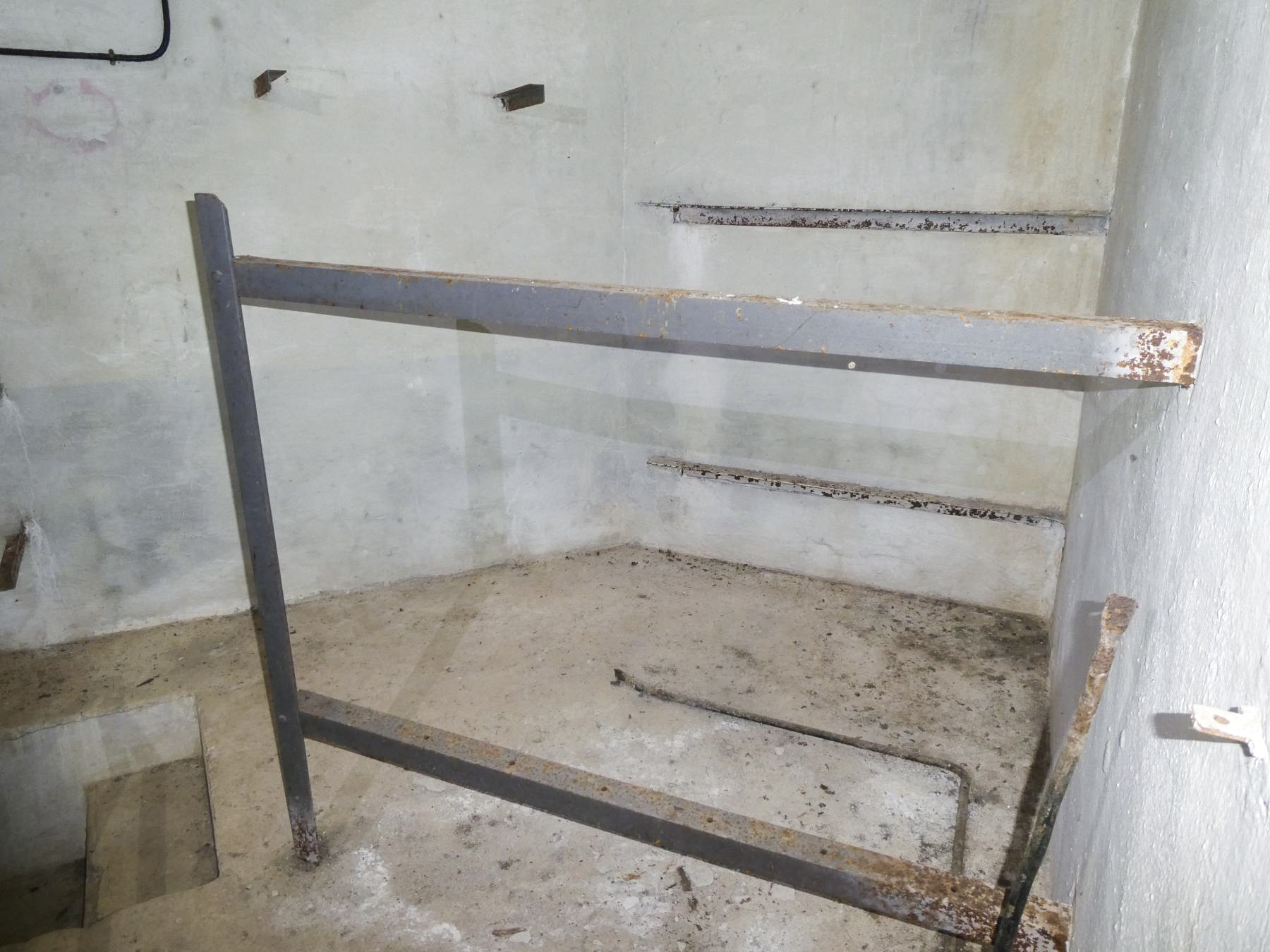 Ligne Maginot - COL DE GARDE (G) - EO10 - (Abri actif) - Bloc 2
Etage intermédiaire
Un lit - ELLENA Daniel - CUNY Philippe