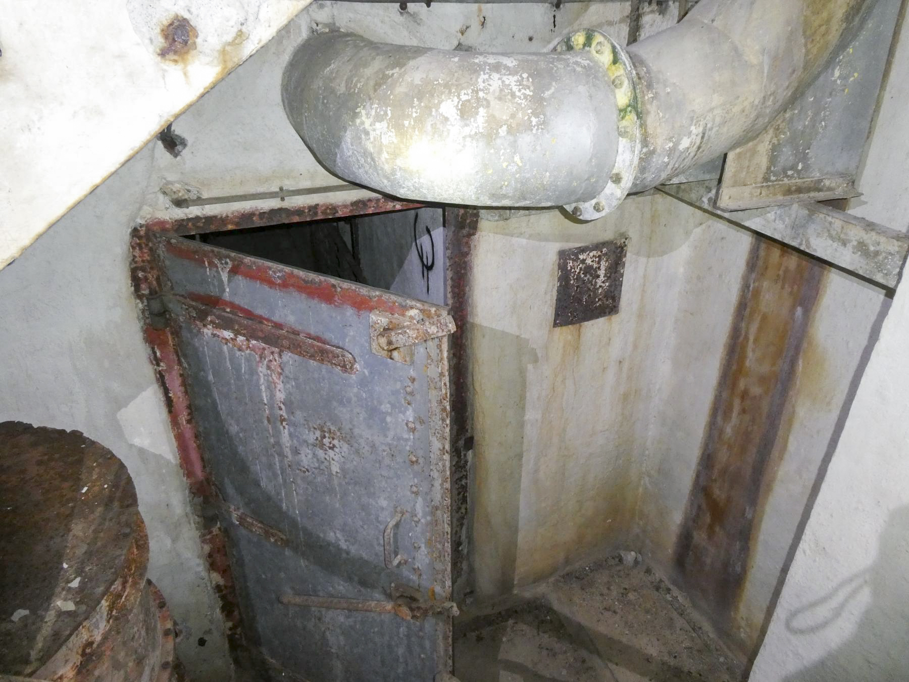 Ligne Maginot - COL DE GARDE (G) - EO10 - (Abri actif) - Bloc 2
En bas du bloc, vers les citernes d'eau et salle de neutralisation.    - ELLENA Daniel - CUNY Philippe