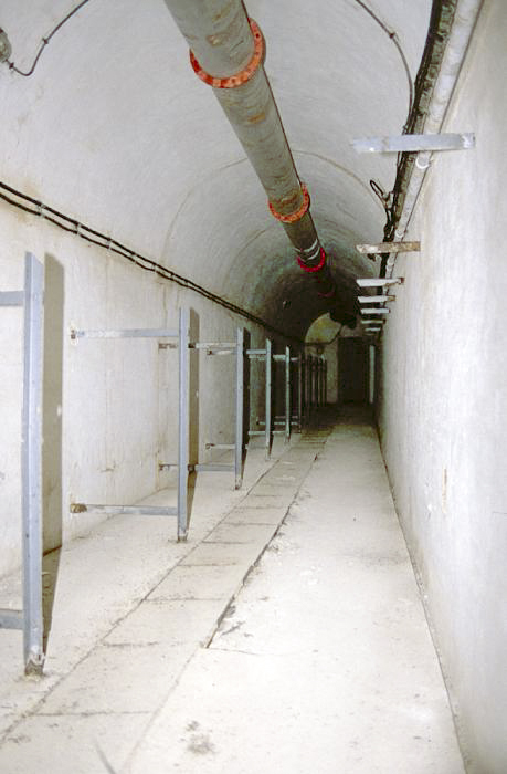 Ligne Maginot - COL DE GARDE (G) - EO10 - (Abri actif) - Galerie menant au bloc 2
Noter les montants de lit destinés à la troupe