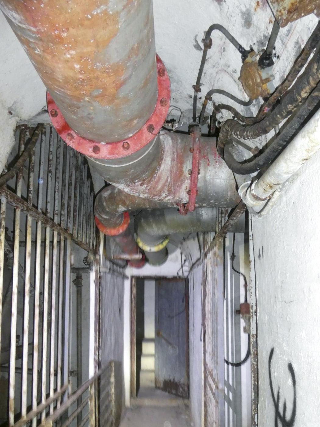 Ligne Maginot - COL DE GARDE (G) - EO10 - (Abri actif) - Bloc 2
A droite les citernes, a gauche la salle de neutralisation. - ELLENA Daniel - CUNY Philippe