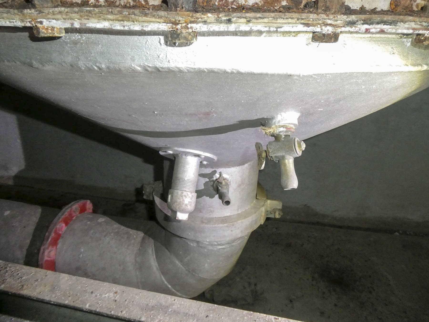 Ligne Maginot - COL DE GARDE (G) - EO10 - (Abri actif) - Bloc 2
Salle de neutralisation
Détails des purges sous les filtres. - ELLENA Daniel - CUNY Philippe