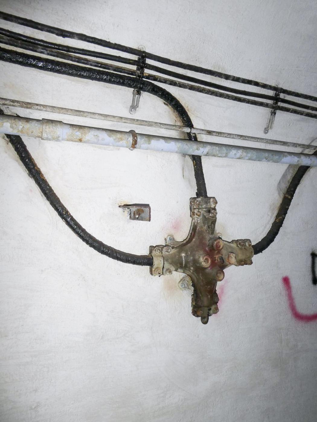 Ligne Maginot - COL DE GARDE (G) - EO10 - (Abri actif) - Chambrée, connexions électriques. - ELLENA Daniel - CUNY Philippe