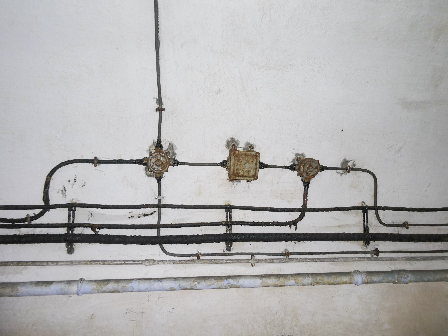 Ligne Maginot - COL DE GARDE (G) - EO10 - (Abri actif) - Chambrée, connexions électriques. - ELLENA Daniel - CUNY Philippe