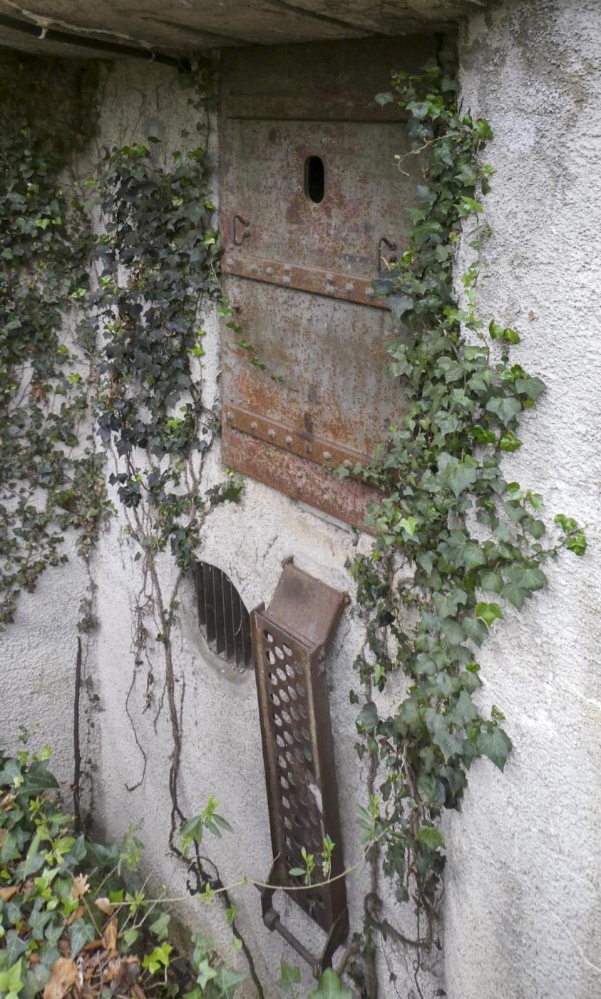 Ligne Maginot - COL DE GARDE (G) - EO10 - (Abri actif) - Bloc 1
La porte avec sa passerelle et une entrée d'air à côté. - ELLENA Daniel - CUNY Philippe