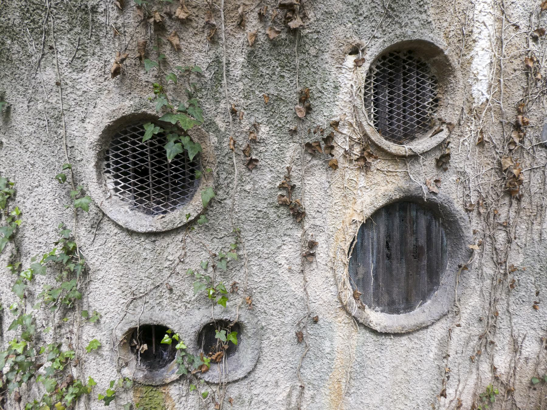 Ligne Maginot - COL DE GARDE (G) - EO10 - (Abri actif) - Bloc 1
Les différentes sorties pour l'air vicié et les gaz moteur. - ELLENA Daniel - CUNY Philippe