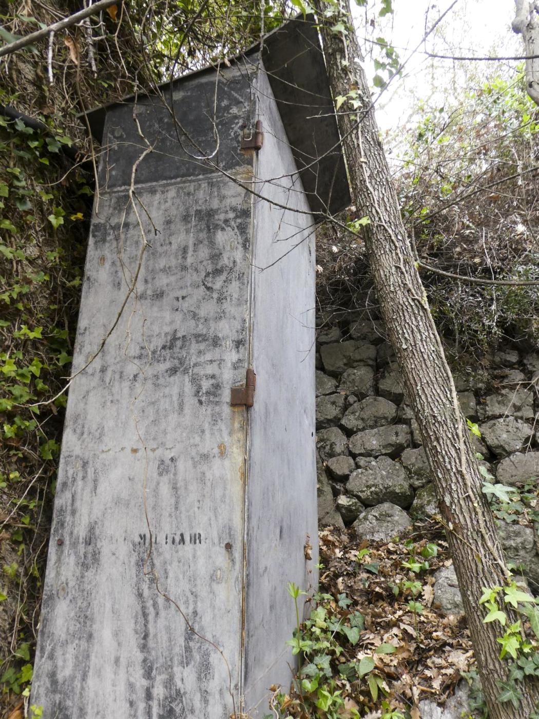 Ligne Maginot - COL DE GARDE (G) - EO10 - (Abri actif) - Bloc 1
Armoire électrique probablement d'après guerre, le câble court sur la façade. - ELLENA Daniel - CUNY Philippe