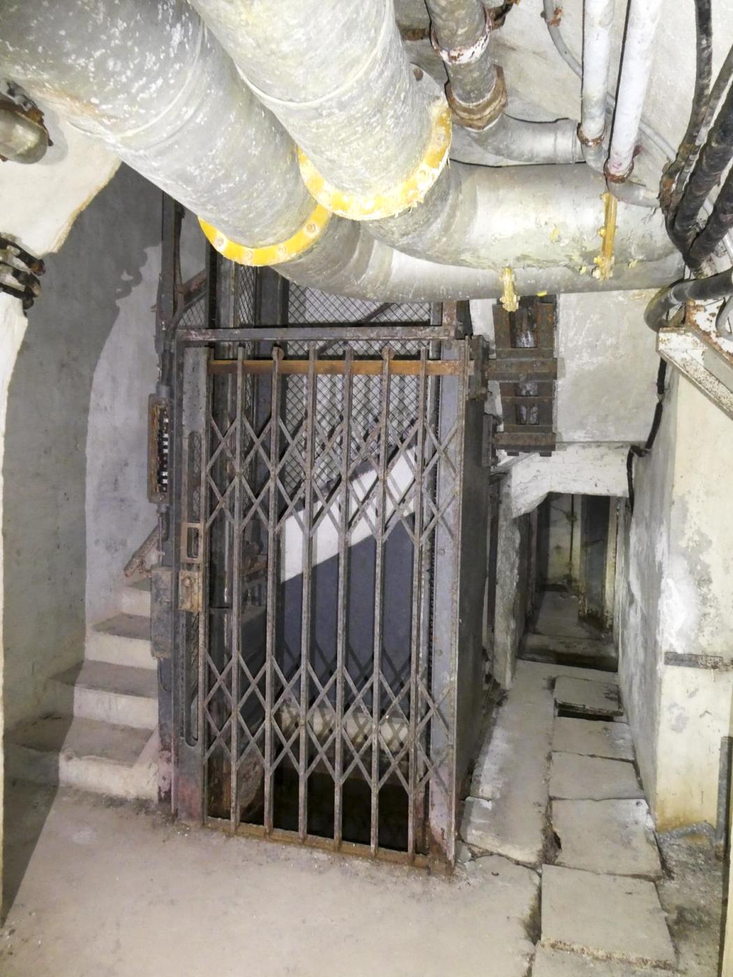 Ligne Maginot - COL DE GARDE (G) - EO10 - (Abri actif) - Bloc 1
Au pied du bloc l'ascenseur et à droite la galerie de service bouchée. - ELLENA Daniel - CUNY Philippe