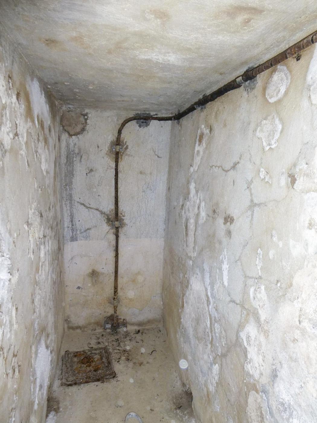 Ligne Maginot - COL DE GARDE (G) - EO10 - (Abri actif) - Bloc 1
La galerie de service bouchée qui sert de sortie d'égout et d'arrivée d'un câble téléphonique (sous réserve). - ELLENA Daniel - CUNY Philippe