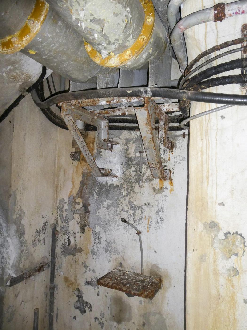 Ligne Maginot - COL DE GARDE (G) - EO10 - (Abri actif) - Bloc 1
Au pied du bloc, montée des tuyaux (air vicié) - ELLENA Daniel - CUNY Philippe