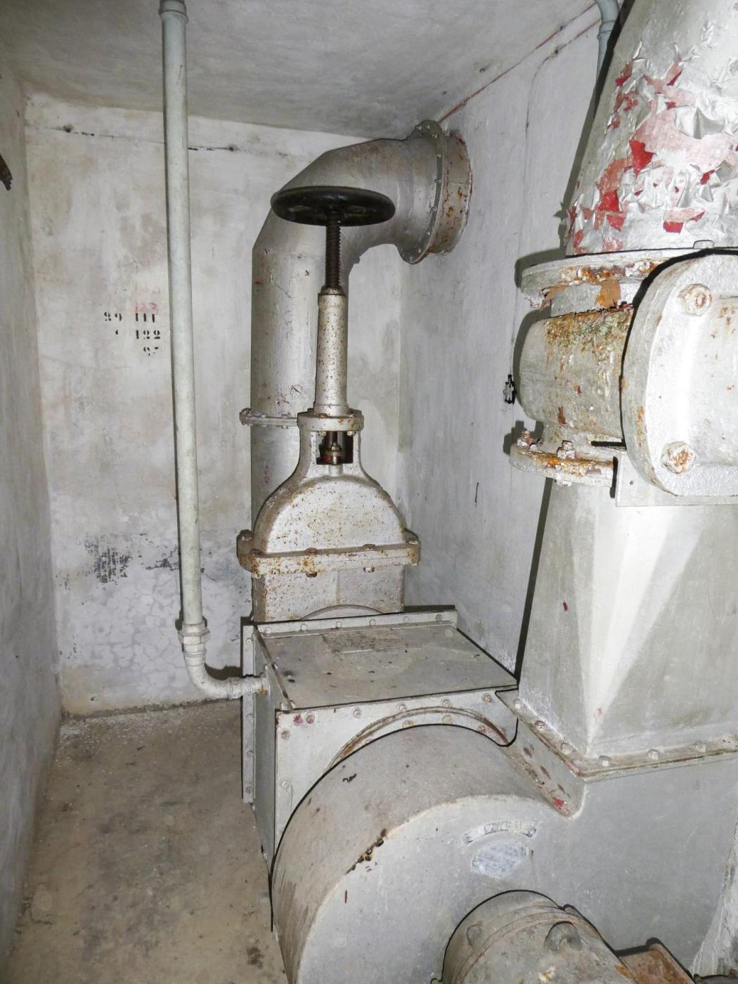 Ligne Maginot - COL DE GARDE (G) - EO10 - (Abri actif) - Bloc 1
Etage intermédiaire
Ventilation avec l'aéroréfroidisseur du moteur.  - ELLENA Daniel - CUNY Philippe