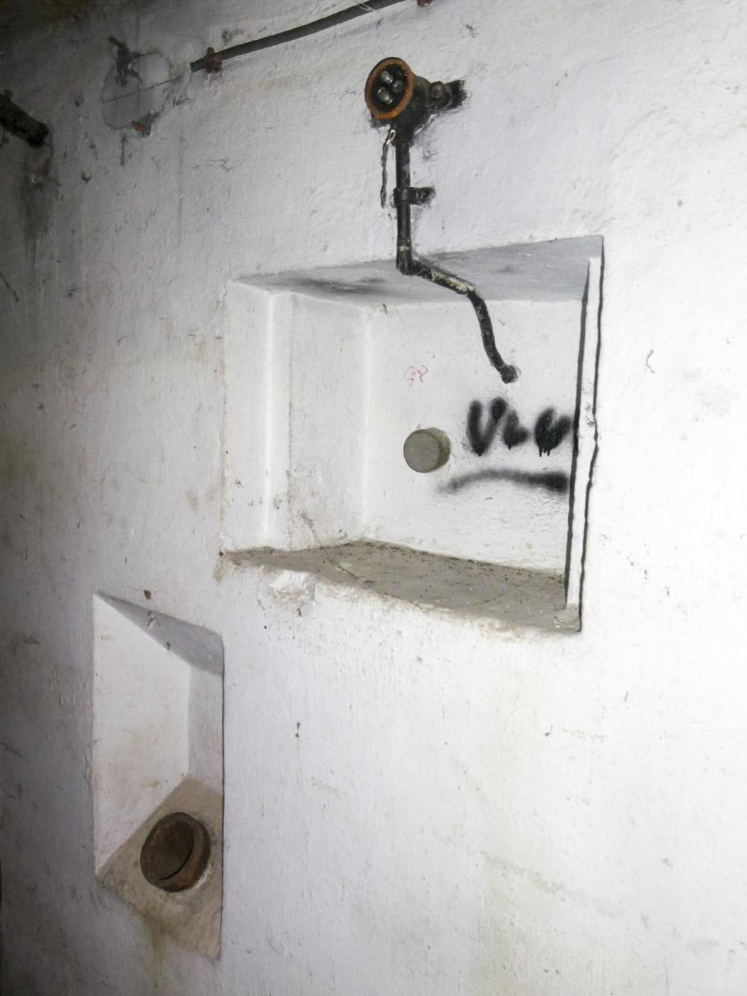 Ligne Maginot - COL DE GARDE (G) - EO10 - (Abri actif) - Bloc 1
A gauche la deuxième goulotte pour grenade - ELLENA Daniel - CUNY Philippe