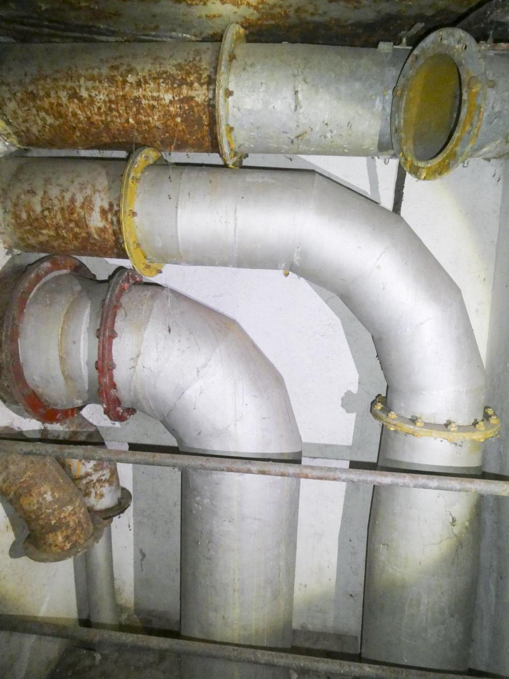 Ligne Maginot - COL DE GARDE (G) - EO10 - (Abri actif) - Bloc 1
Evacuation en façade de l'air vicié, des gaz et fumée.  - ELLENA Daniel - CUNY Philippe