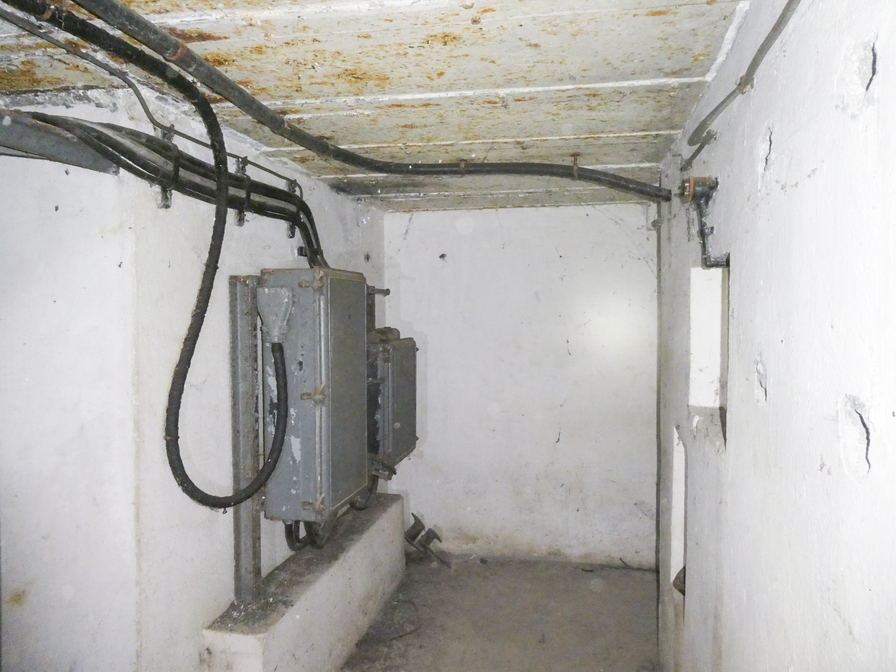 Ligne Maginot - COL DE GARDE (G) - EO10 - (Abri actif) - Bloc 1
Système de commande du monte-charge. - ELLENA Daniel - CUNY Philippe