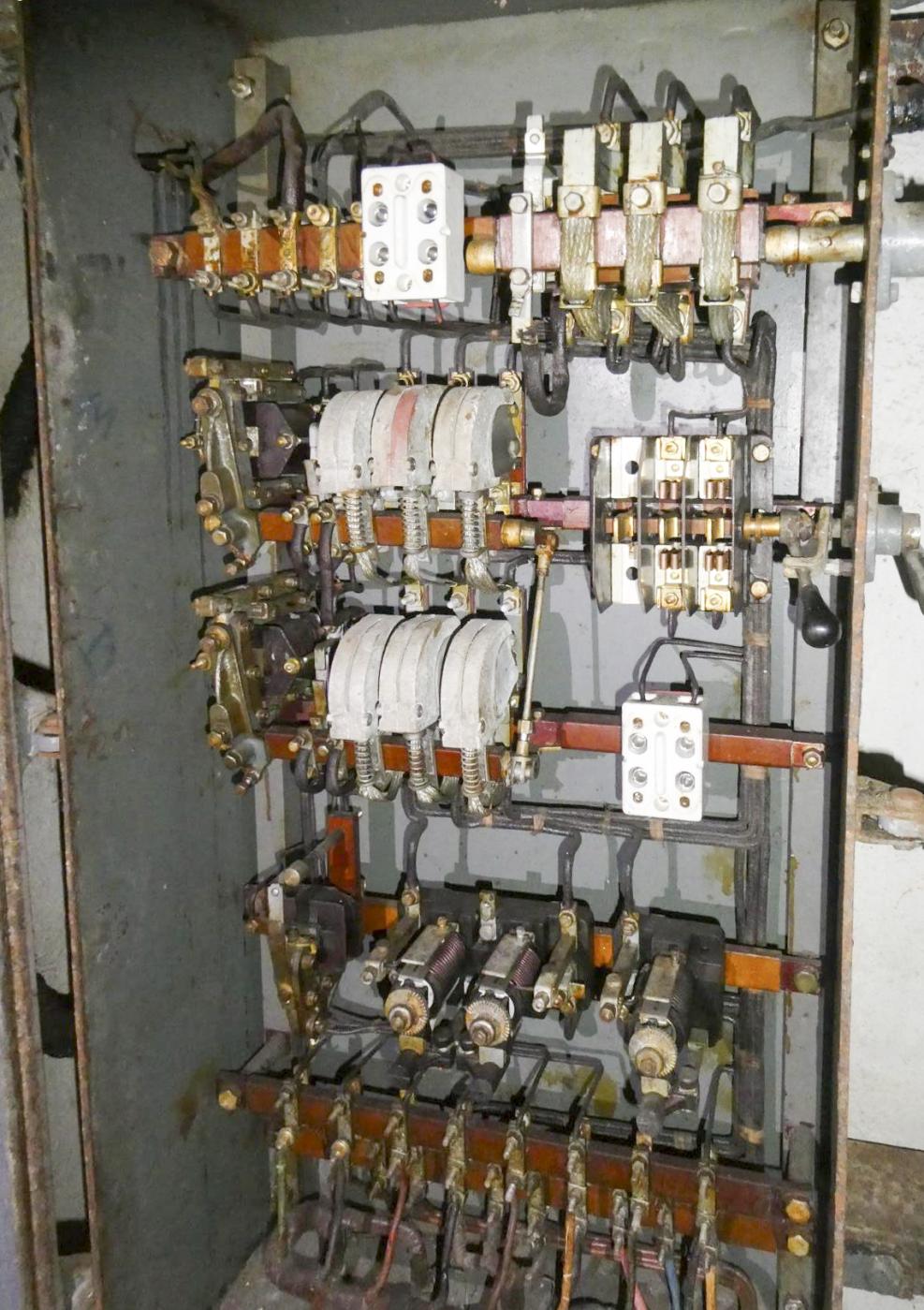 Ligne Maginot - COL DE GARDE (G) - EO10 - (Abri actif) - Bloc 1
Système de commande du monte-charge. - ELLENA Daniel - CUNY Philippe