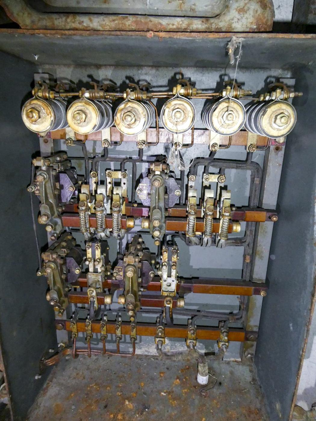 Ligne Maginot - COL DE GARDE (G) - EO10 - (Abri actif) - Bloc 1
Système de commande du monte-charge. - ELLENA Daniel - CUNY Philippe