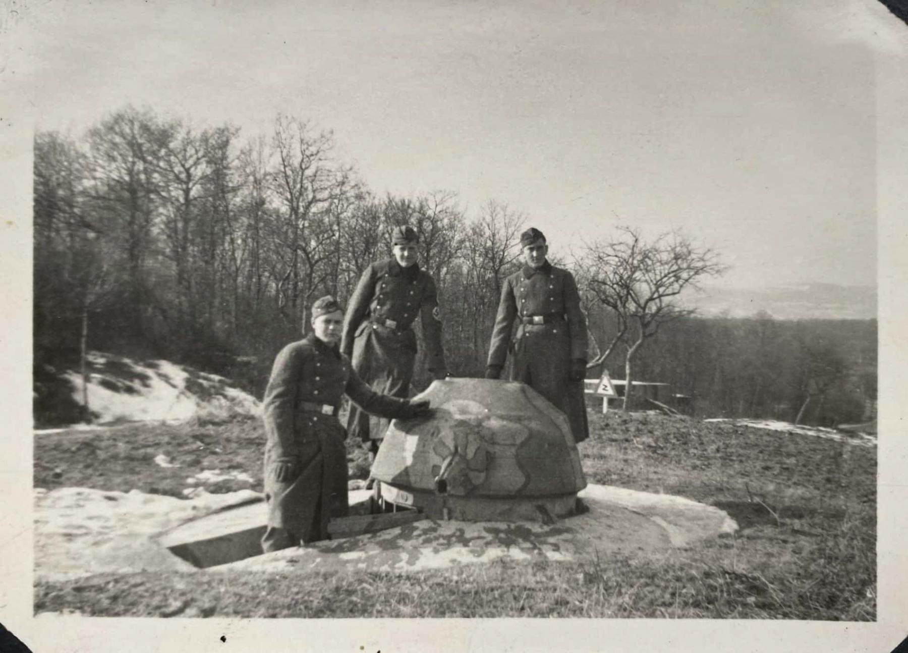 Ligne Maginot - CT69 - (Cuve pour arme d'infanterie) - La tourelle démontable a avec le blockhaus Cb237 à l'arrière plan - Inconnu
