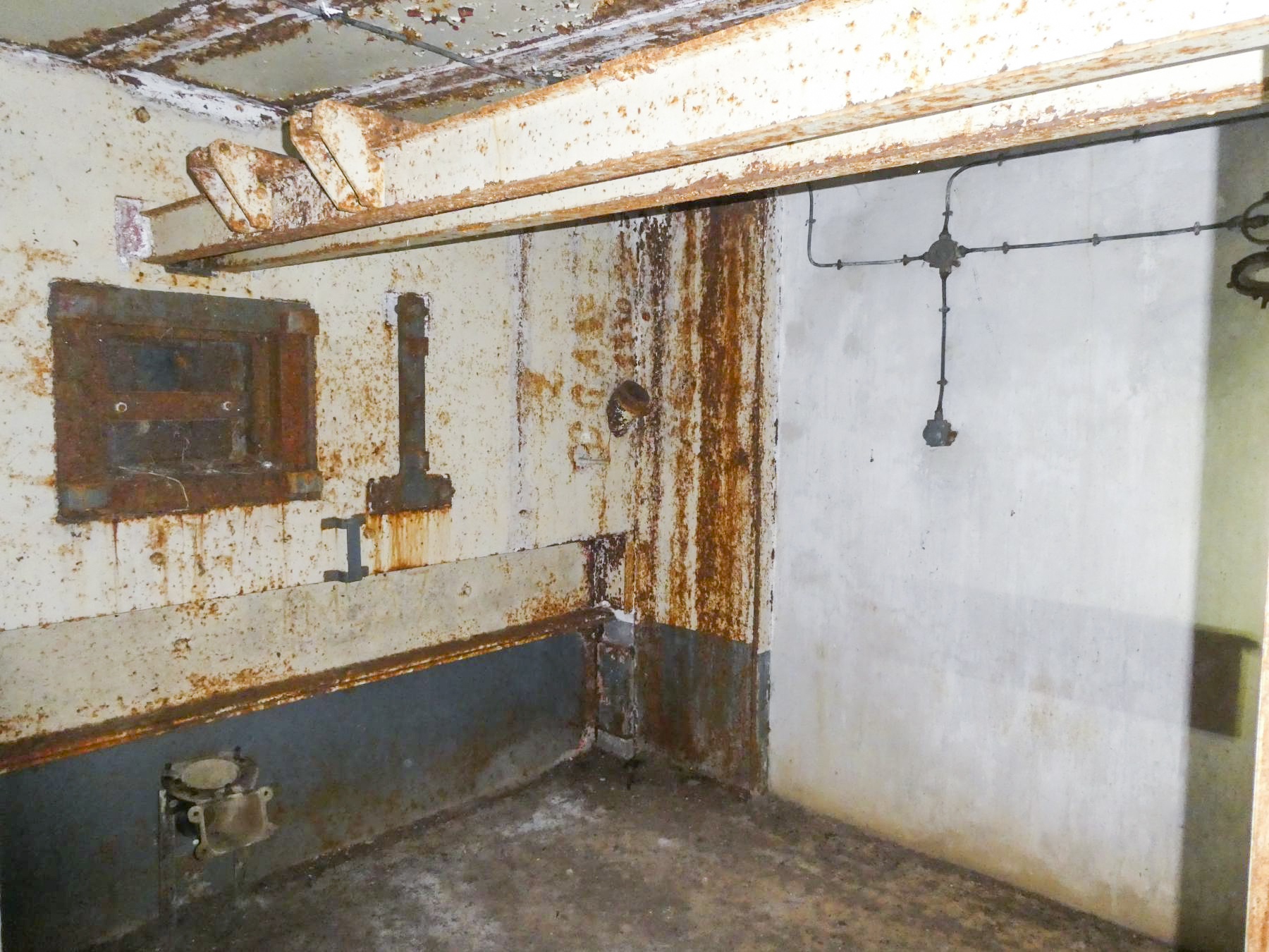 Ligne Maginot - COL DE GARDE (G) - EO10 - (Abri actif) - Bloc 4
Créneau JM et créneau pour canon antichar de 37mm - ELLENA Daniel - CUNY Philippe