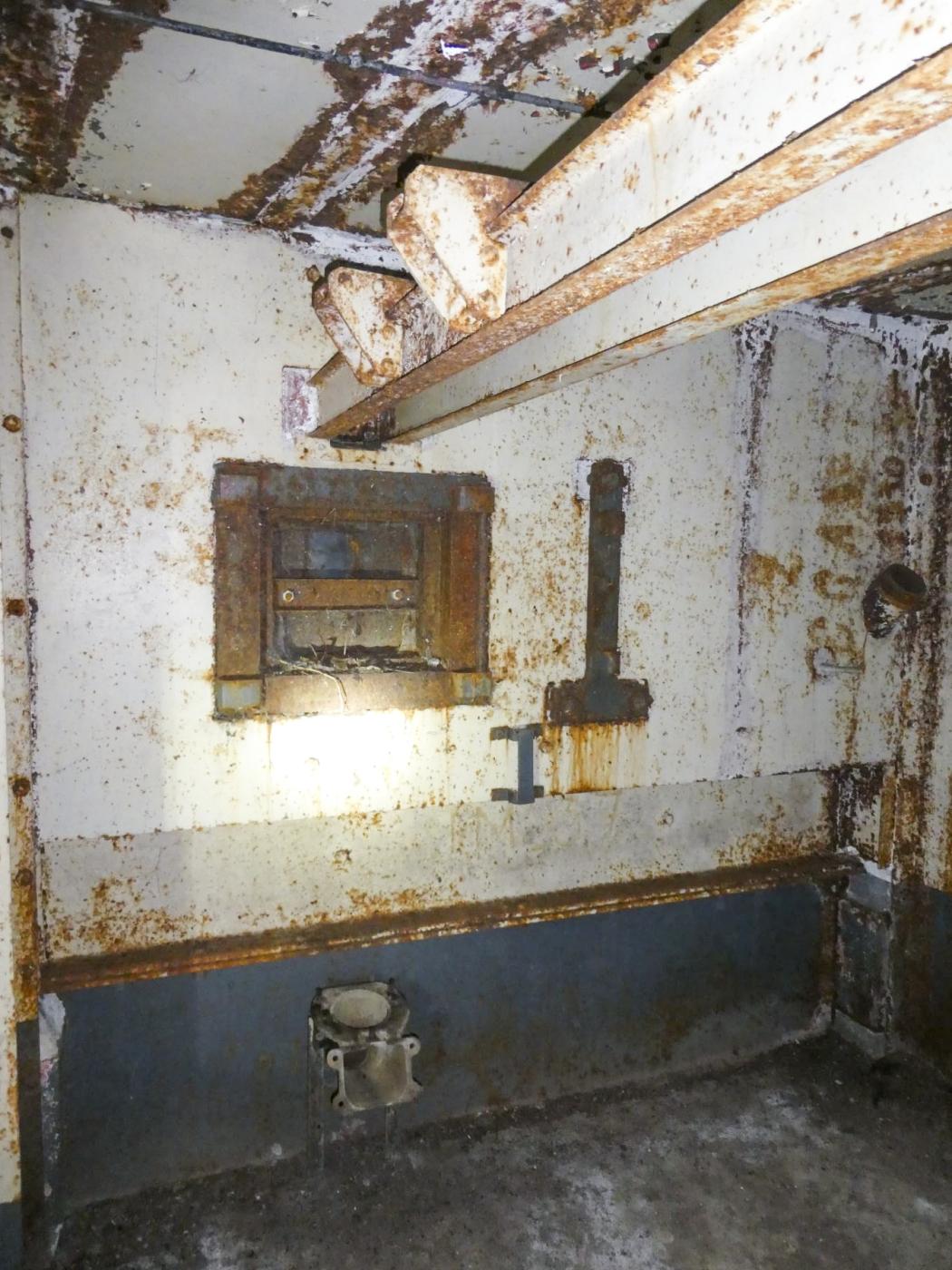 Ligne Maginot - COL DE GARDE (G) - EO10 - (Abri actif) - Bloc 4
Créneau JM et créneau pour canon antichar de 37mm - ELLENA Daniel - CUNY Philippe