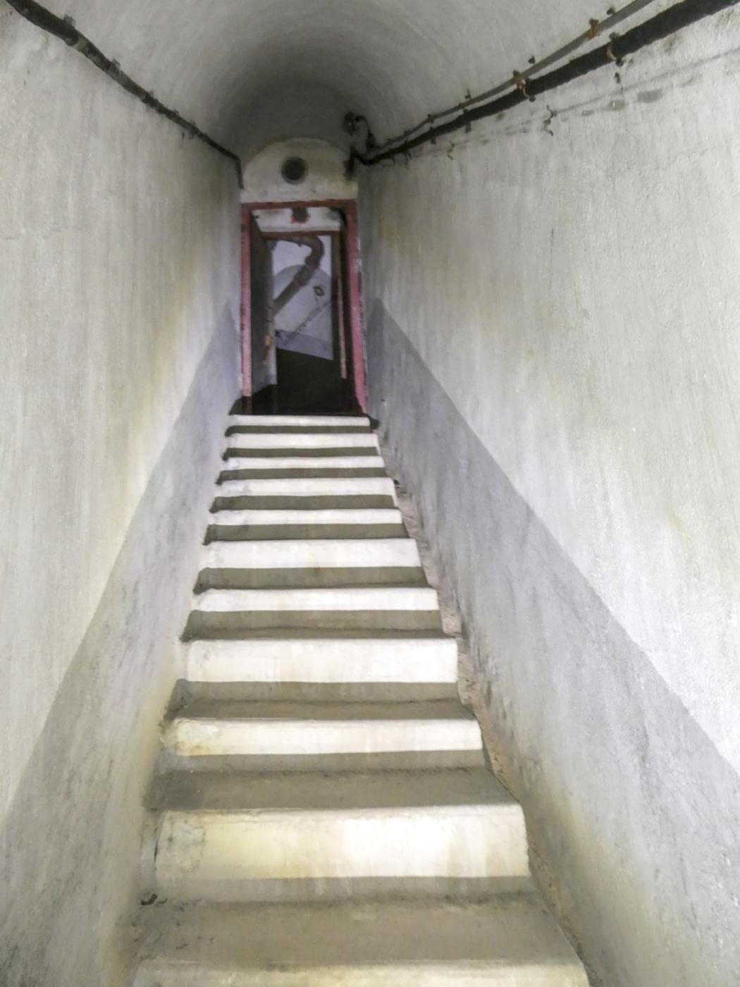 Ligne Maginot - COL DE GARDE (G) - EO10 - (Abri actif) - Bloc 3
L'escalier vers le bloc - ELLENA Daniel - CUNY Philippe