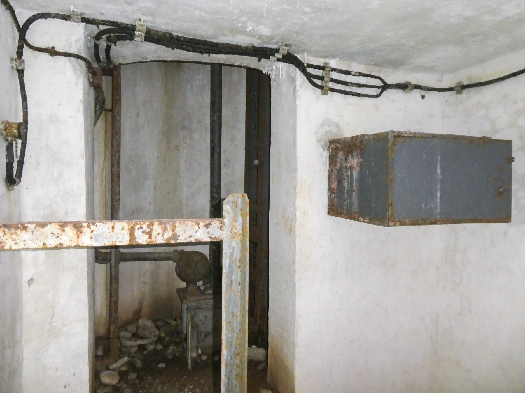 Ligne Maginot - COL DE GARDE (G) - EO10 - (Abri actif) - Bloc 3 - ELLENA Daniel - CUNY Philippe