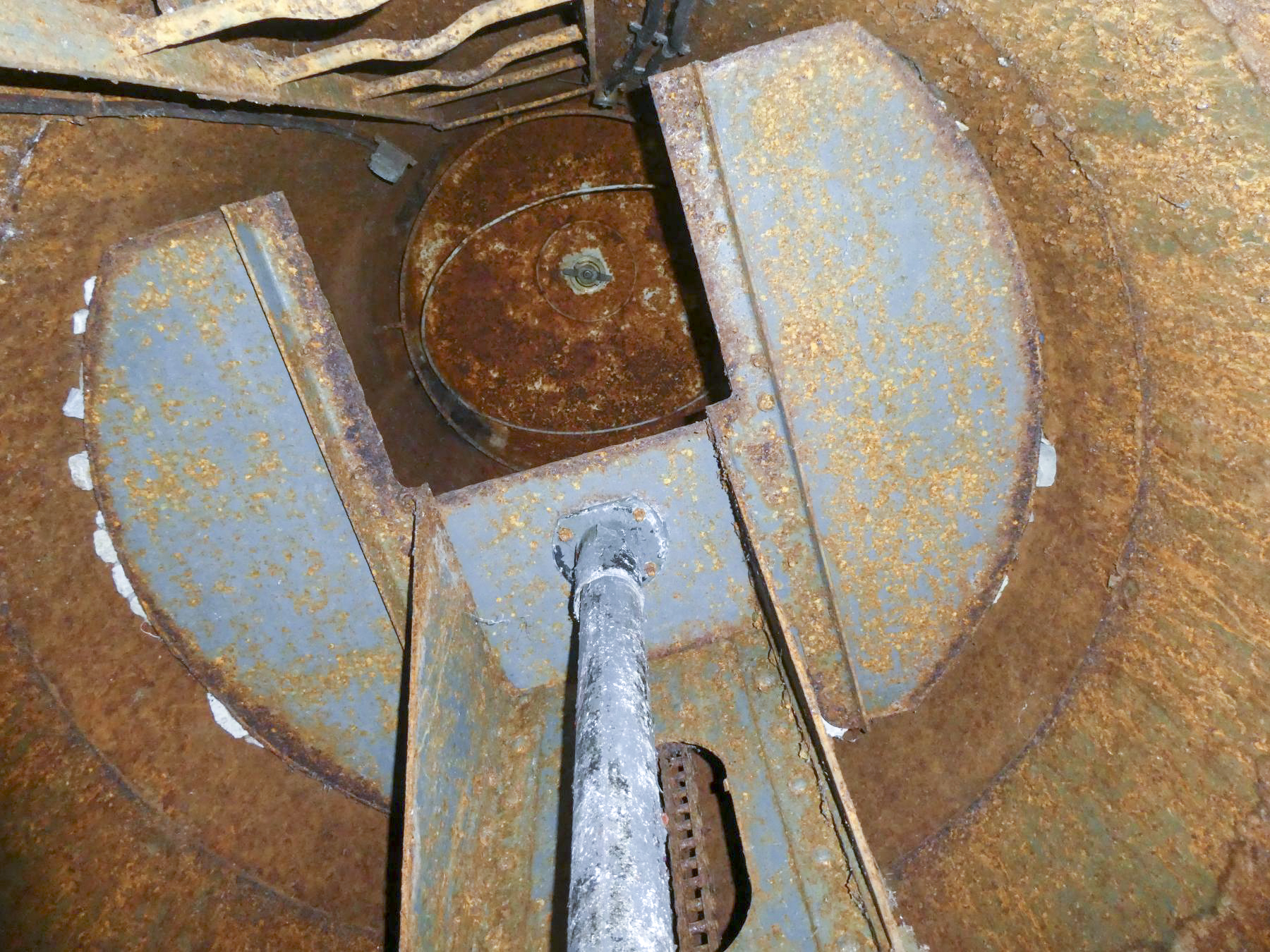 Ligne Maginot - COL DE GARDE (G) - EO10 - (Abri actif) - Bloc 3
Cloche GFM, pour FM ou mortier de 50 - ELLENA Daniel - CUNY Philippe