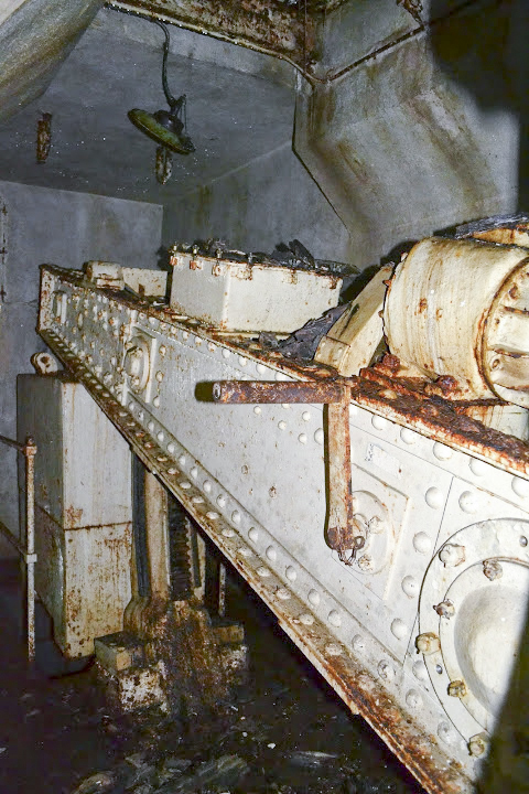 Ligne Maginot - ROCHONVILLERS - A8 - (Ouvrage d'artillerie) - Bloc 1
Tourelle de mitrailleuses
Le balancier et le contrepoids en bout de ce dernier