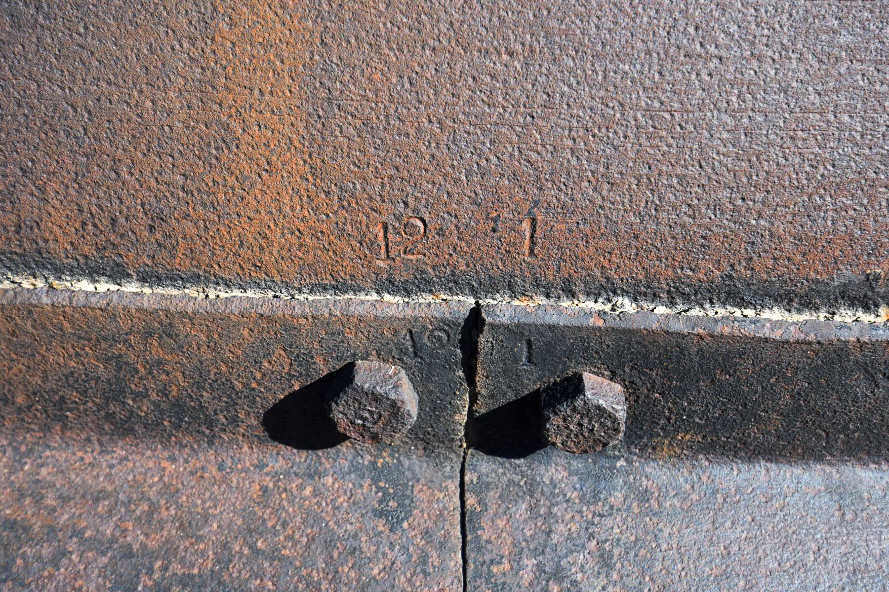 Ligne Maginot - ROCHONVILLERS - A8 - (Ouvrage d'artillerie) - Bloc 2
Repères pour l'assemblage de la gouttière sur la calotte - Ludovic KNAPP