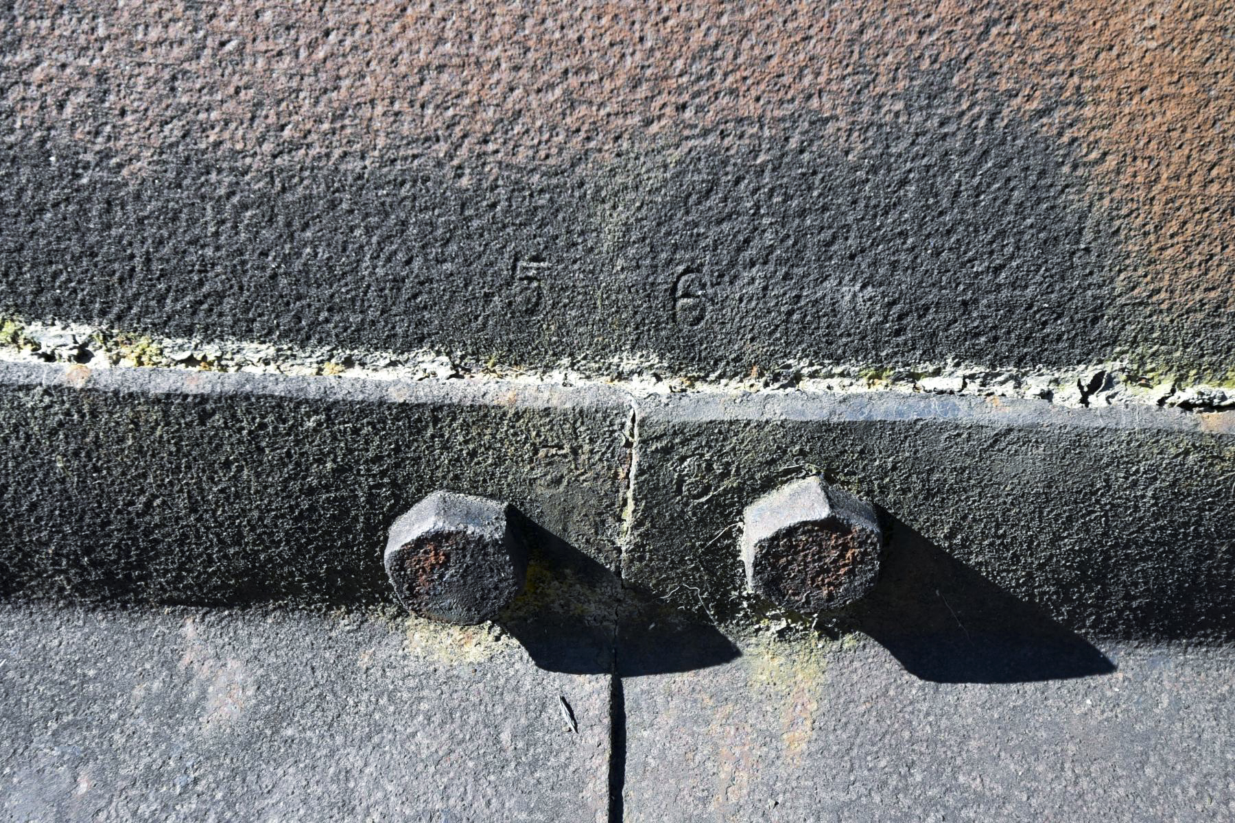 Ligne Maginot - ROCHONVILLERS - A8 - (Ouvrage d'artillerie) - Bloc 2
Repères pour l'assemblage de la gouttière sur la calotte - Ludovic KNAPP