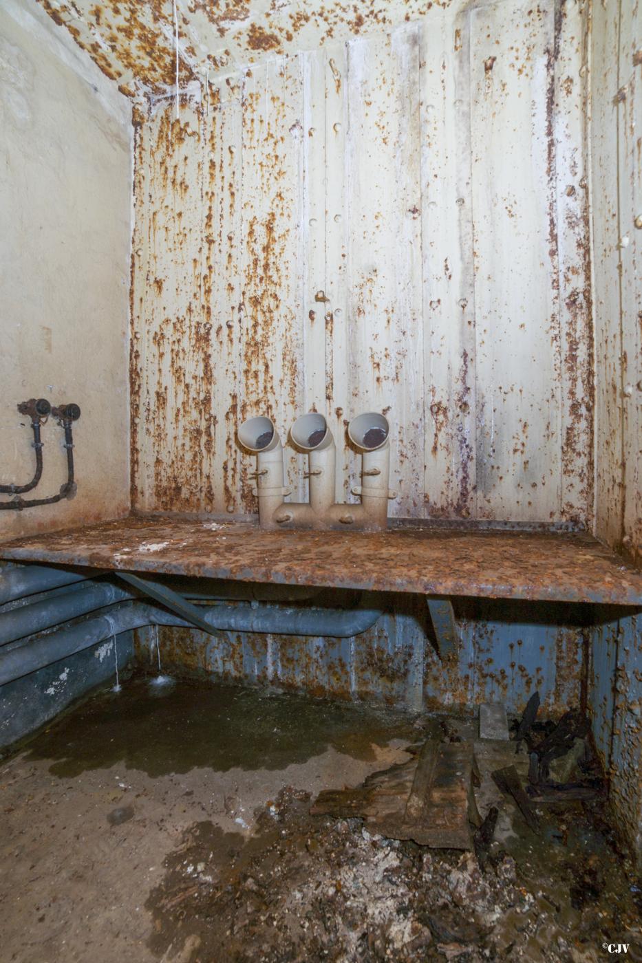 Ligne Maginot - ROCHONVILLERS - A8 - (Ouvrage d'artillerie) - Bloc 1
Local de communication avec la tourelle et les cloches - Lia VERMEULEN