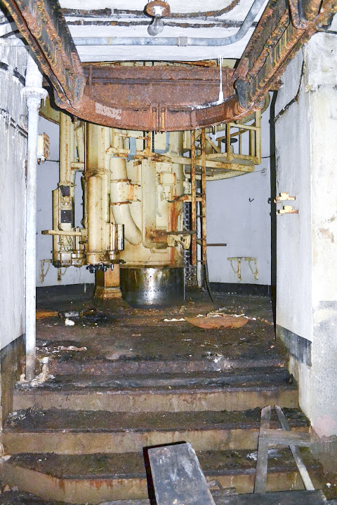 Ligne Maginot - ROCHONVILLERS - A8 - (Ouvrage d'artillerie) - Bloc 3
Tourelle pour deux tubes de 75 R 32
L'étage intermédiaire 