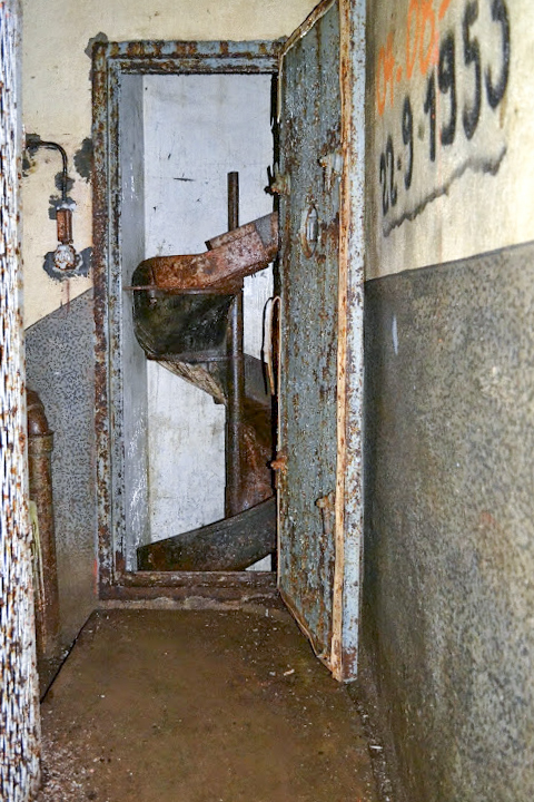 Ligne Maginot - ROCHONVILLERS - A8 - (Ouvrage d'artillerie) - Bloc 2
Tourelle pour deux tubes de 75 mle 33
Le tobogan de descente des douilles dans la cage d'escalier menant au bloc
