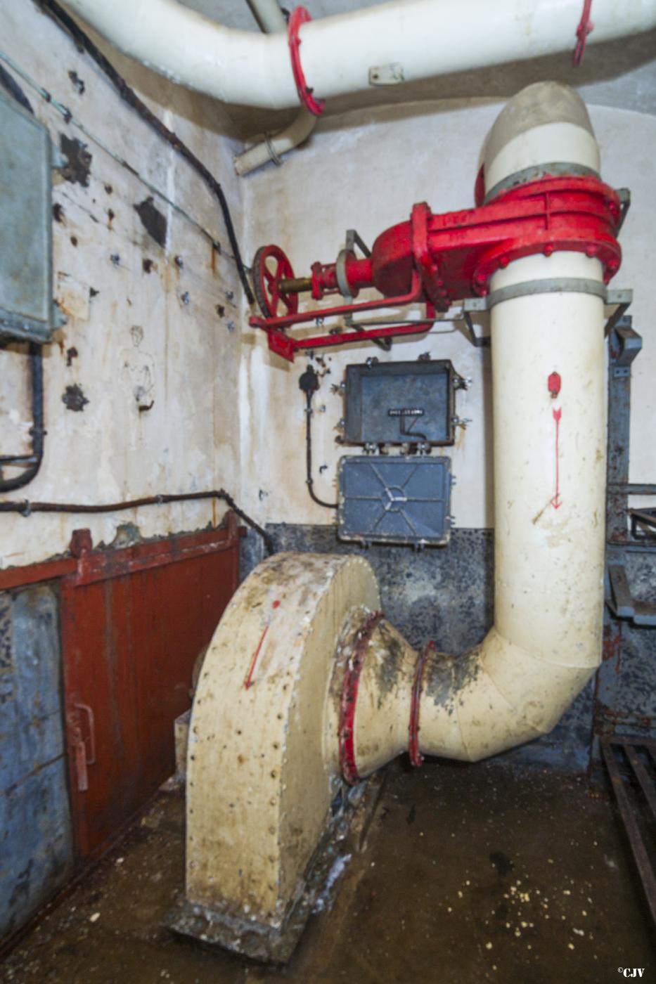 Ligne Maginot - ROCHONVILLERS - A8 - (Ouvrage d'artillerie) - Bloc 2
Ventilateur en bas du bloc - Lia VERMEULEN